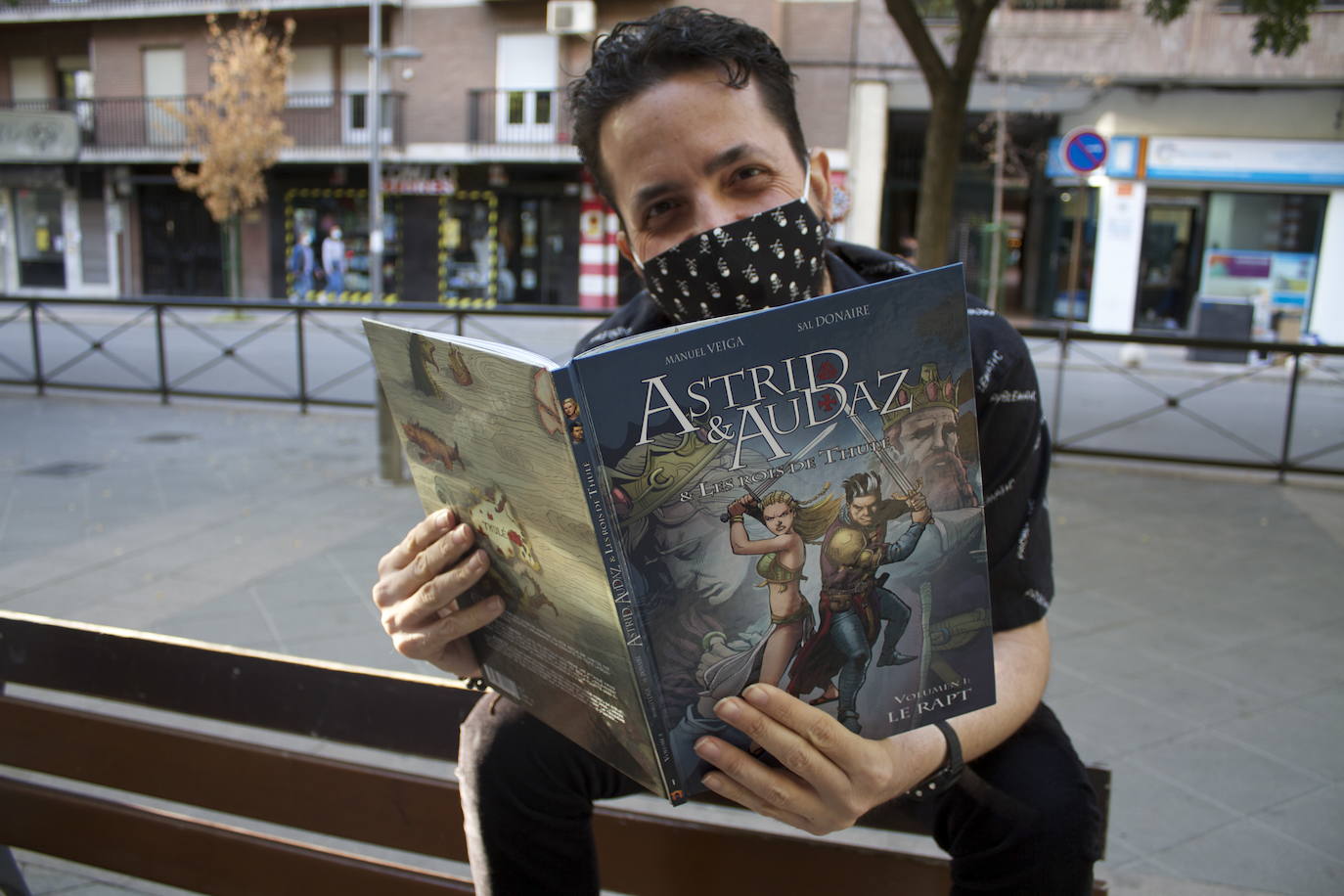 Sal Donaire lee el tomo francés de 'Astrid y Audaz', en el centro de Granada. 