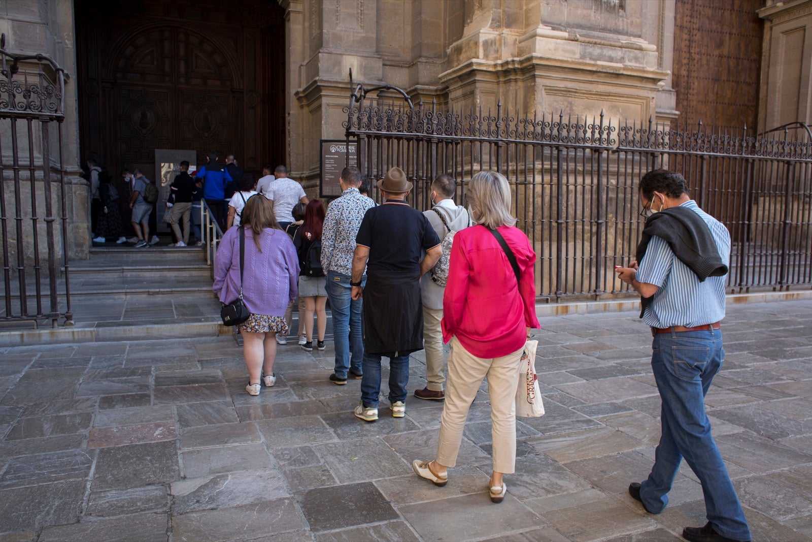 Turistas y vecinos de la capital disfrutan del inicio de los días festivos en el centro de la ciudad