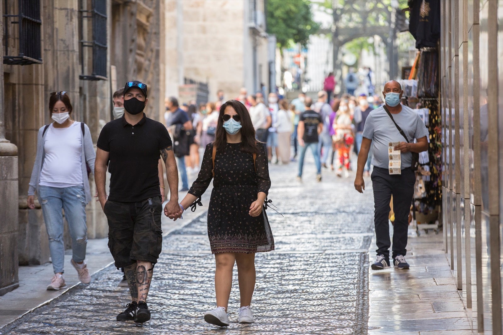 Turistas y vecinos de la capital disfrutan del inicio de los días festivos en el centro de la ciudad