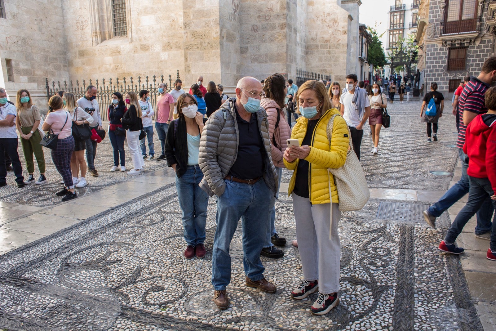 Turistas y vecinos de la capital disfrutan del inicio de los días festivos en el centro de la ciudad
