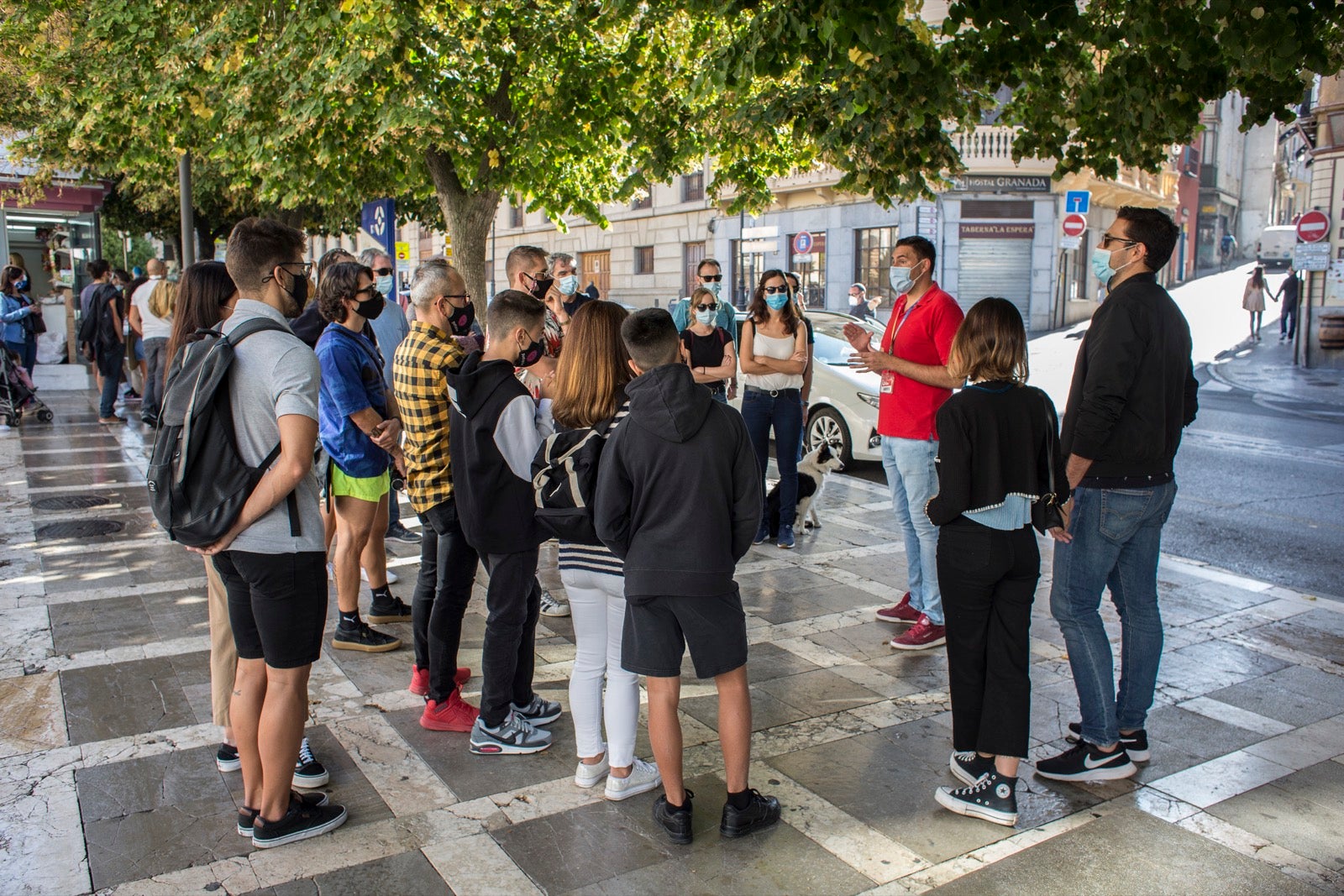 Turistas y vecinos de la capital disfrutan del inicio de los días festivos en el centro de la ciudad