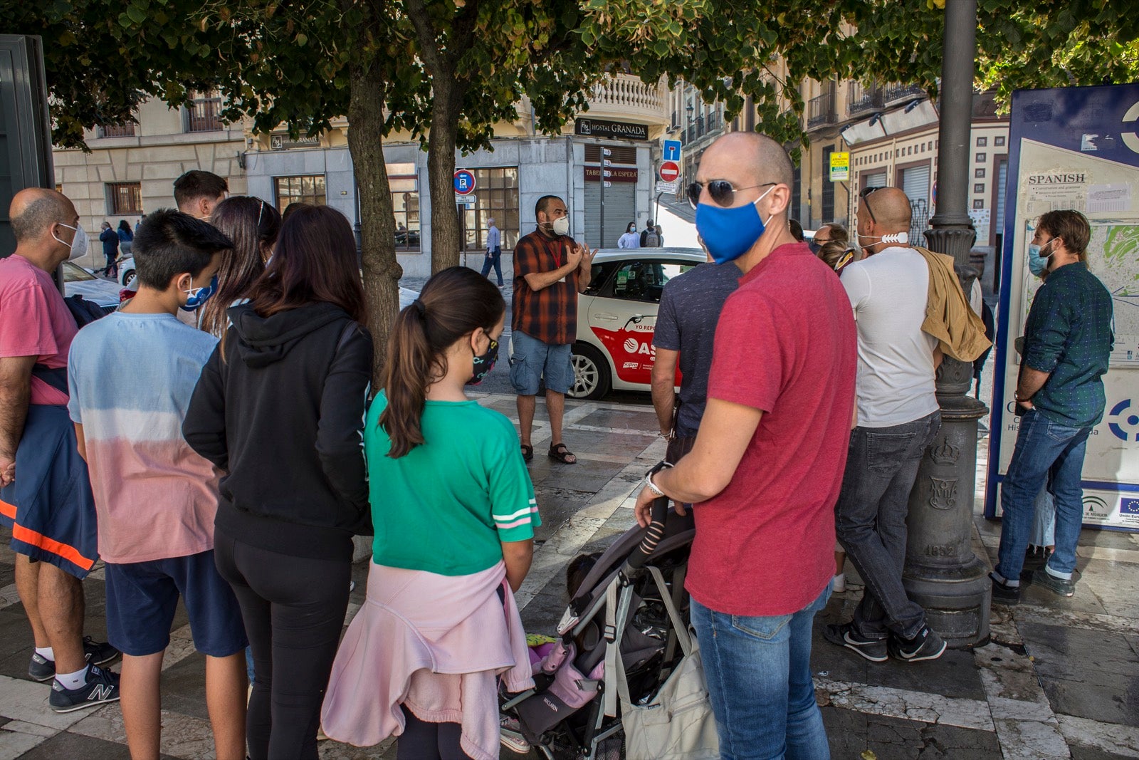 Turistas y vecinos de la capital disfrutan del inicio de los días festivos en el centro de la ciudad