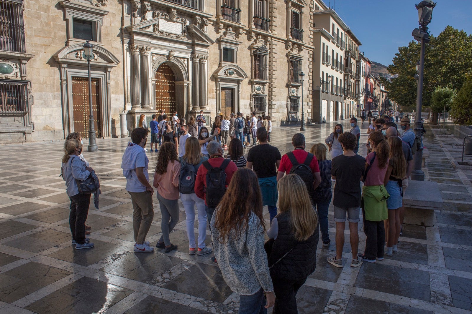Turistas y vecinos de la capital disfrutan del inicio de los días festivos en el centro de la ciudad
