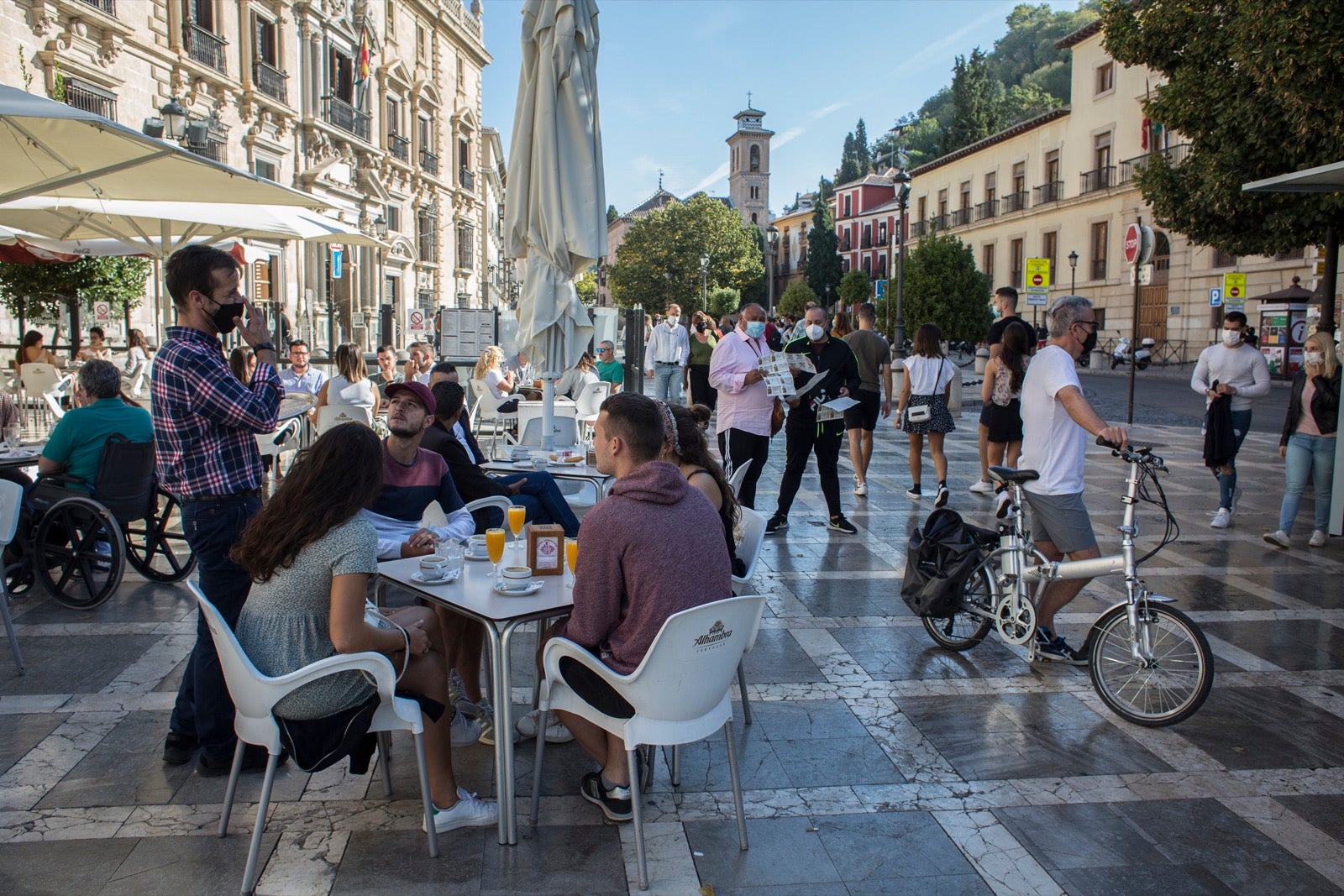 Turistas y vecinos de la capital disfrutan del inicio de los días festivos en el centro de la ciudad