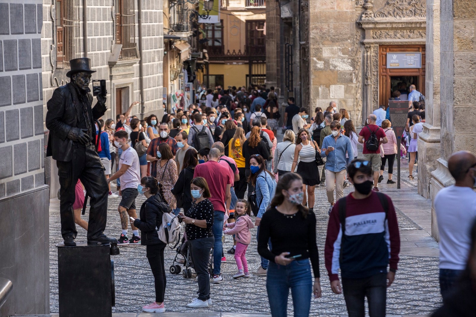 Turistas y vecinos de la capital disfrutan del inicio de los días festivos en el centro de la ciudad