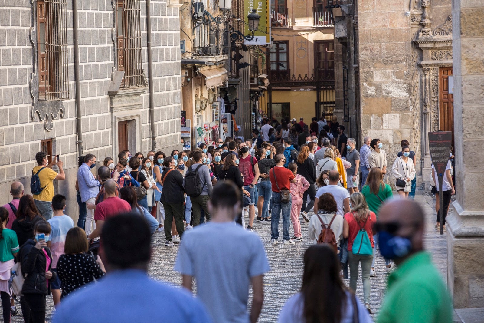 Turistas y vecinos de la capital disfrutan del inicio de los días festivos en el centro de la ciudad
