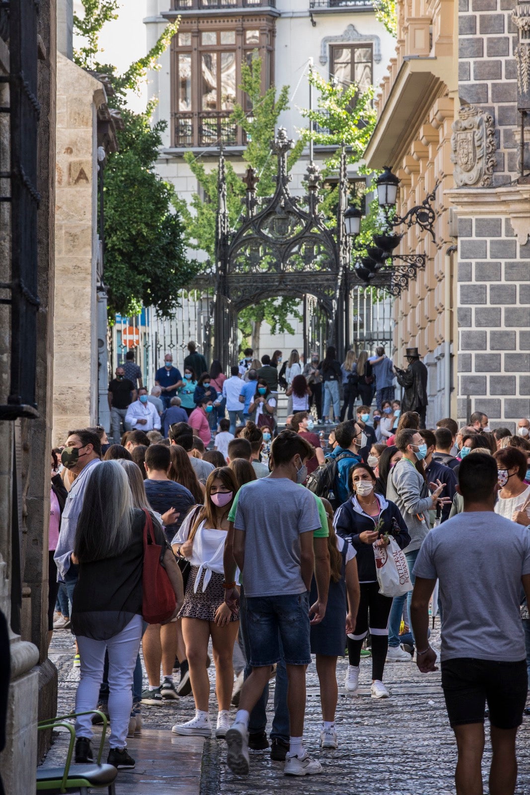 Turistas y vecinos de la capital disfrutan del inicio de los días festivos en el centro de la ciudad