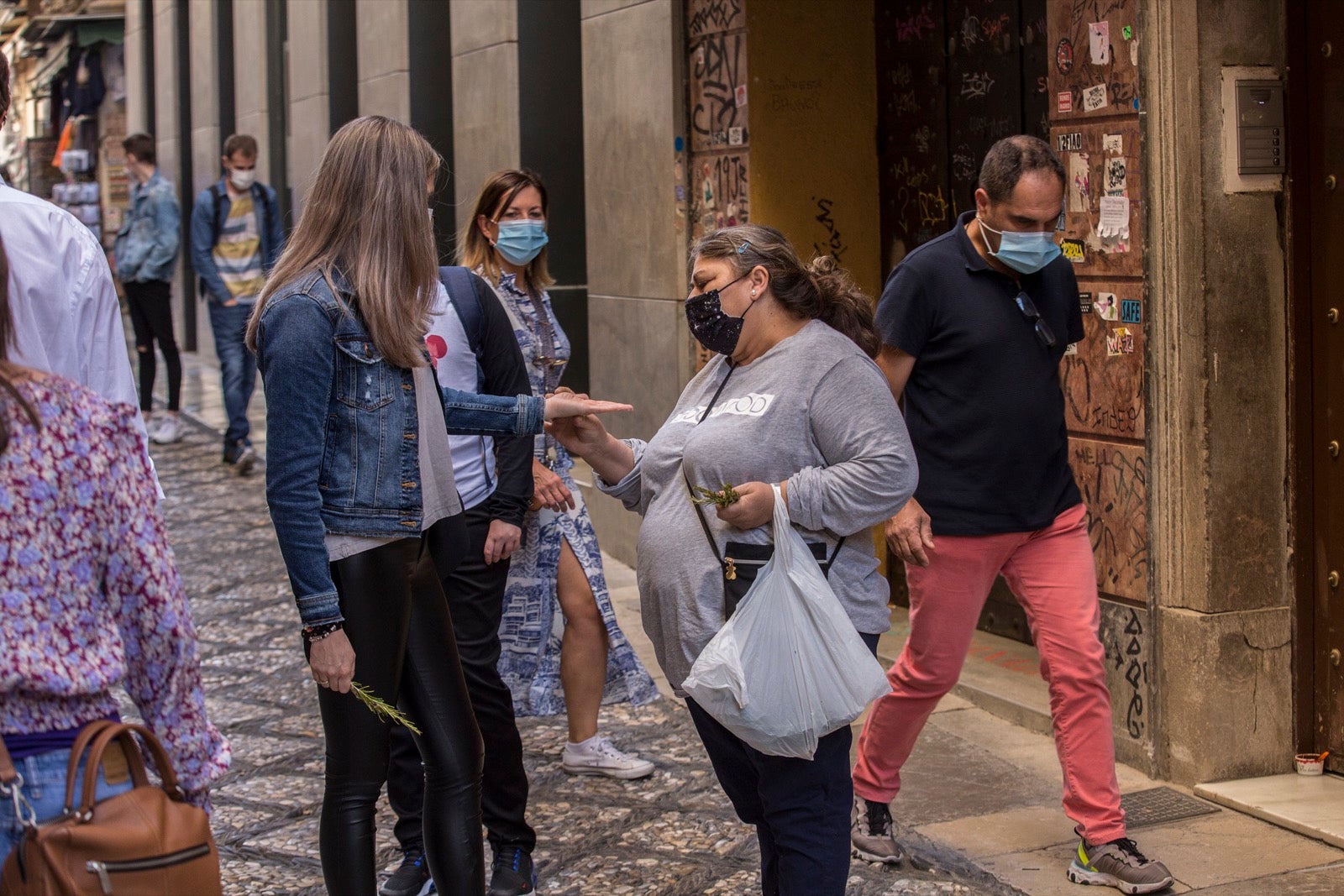 Turistas y vecinos de la capital disfrutan del inicio de los días festivos en el centro de la ciudad