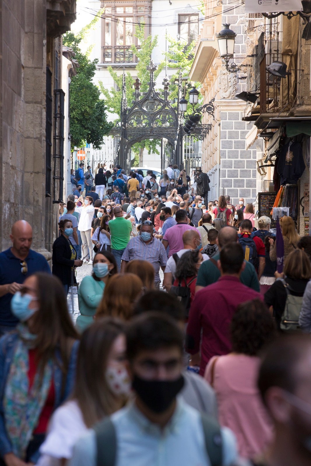 Turistas y vecinos de la capital disfrutan del inicio de los días festivos en el centro de la ciudad