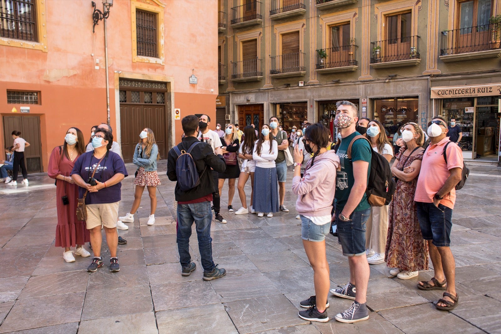 Turistas y vecinos de la capital disfrutan del inicio de los días festivos en el centro de la ciudad
