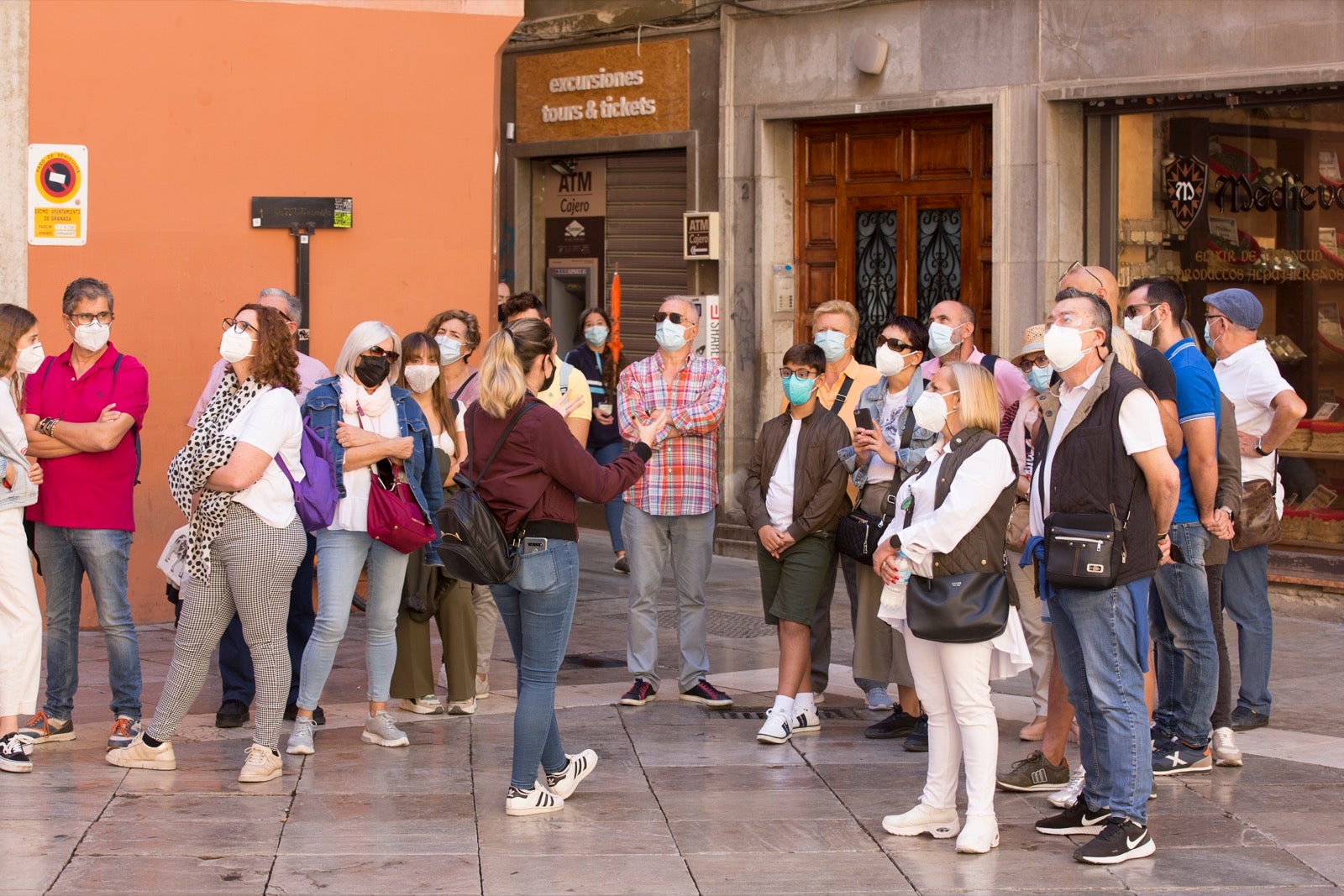 Turistas y vecinos de la capital disfrutan del inicio de los días festivos en el centro de la ciudad