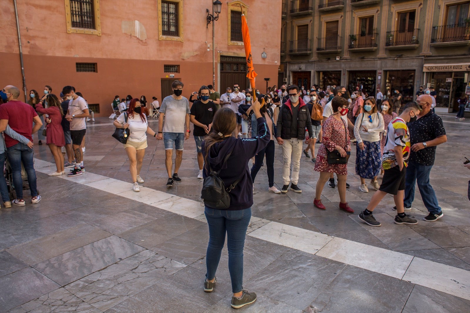 Turistas y vecinos de la capital disfrutan del inicio de los días festivos en el centro de la ciudad