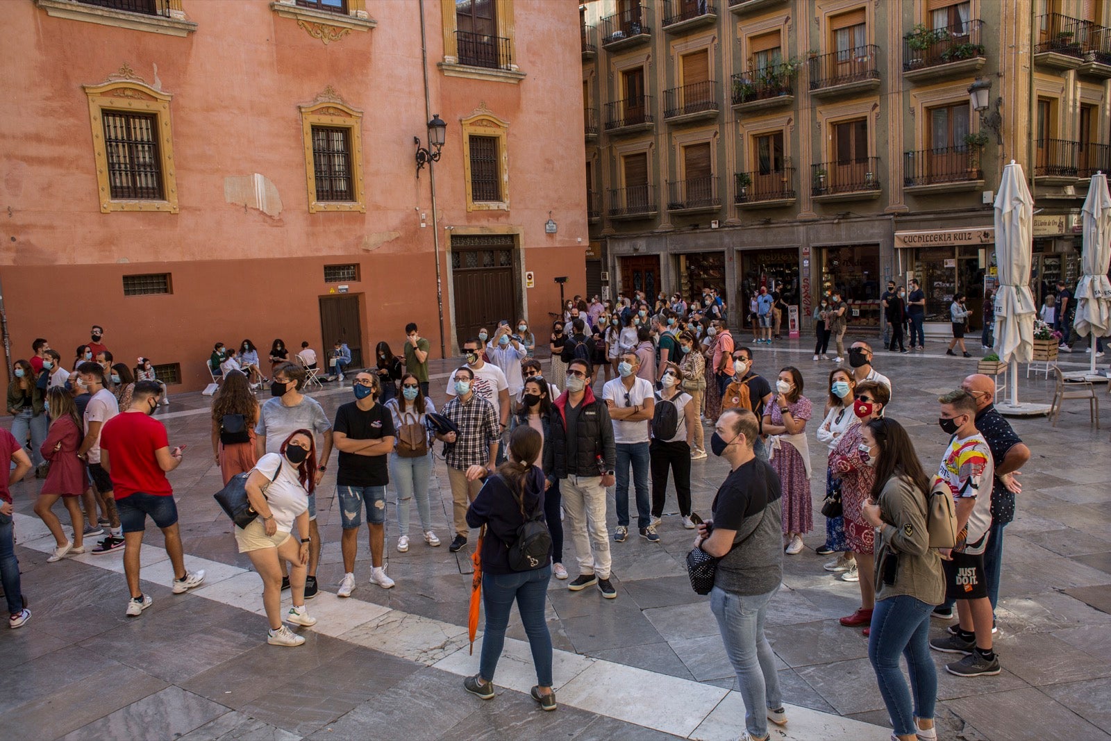 Turistas y vecinos de la capital disfrutan del inicio de los días festivos en el centro de la ciudad
