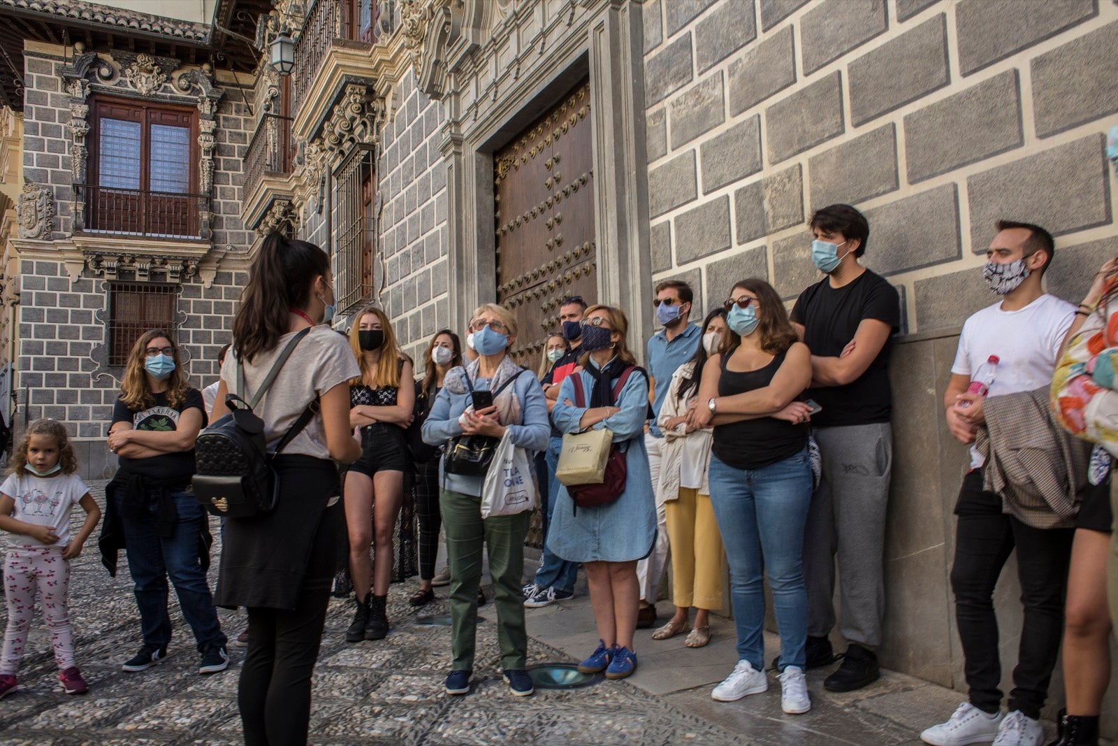 Turistas y vecinos de la capital disfrutan del inicio de los días festivos en el centro de la ciudad