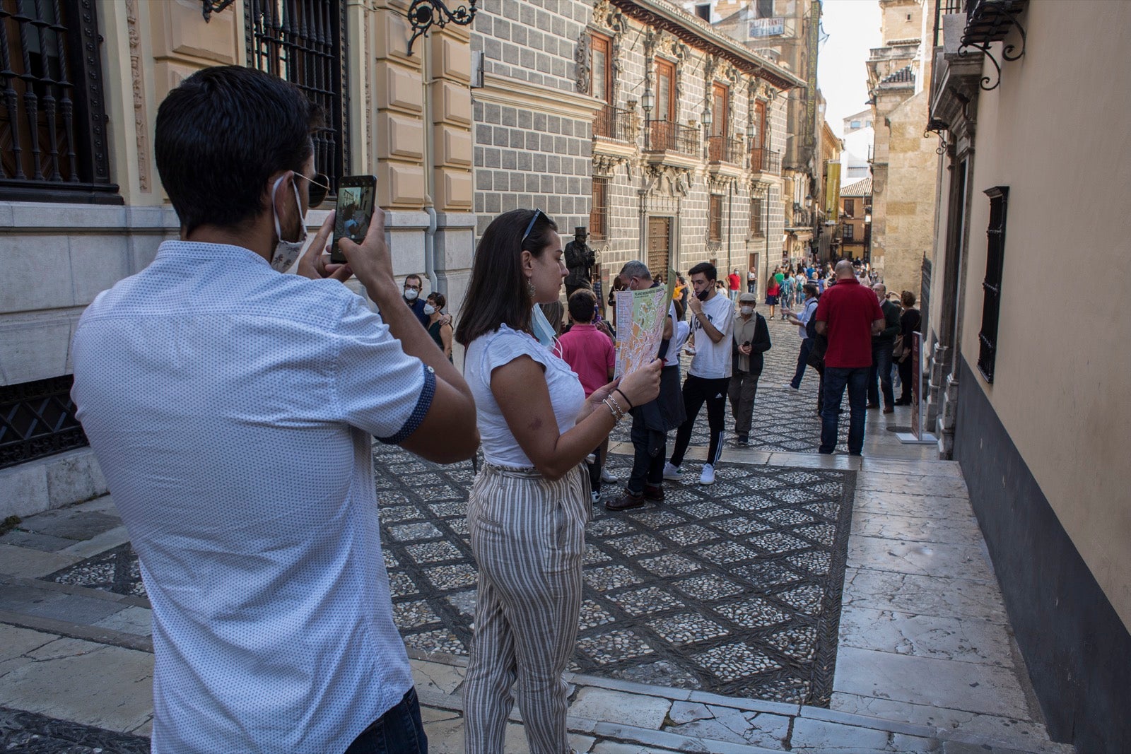 Turistas y vecinos de la capital disfrutan del inicio de los días festivos en el centro de la ciudad