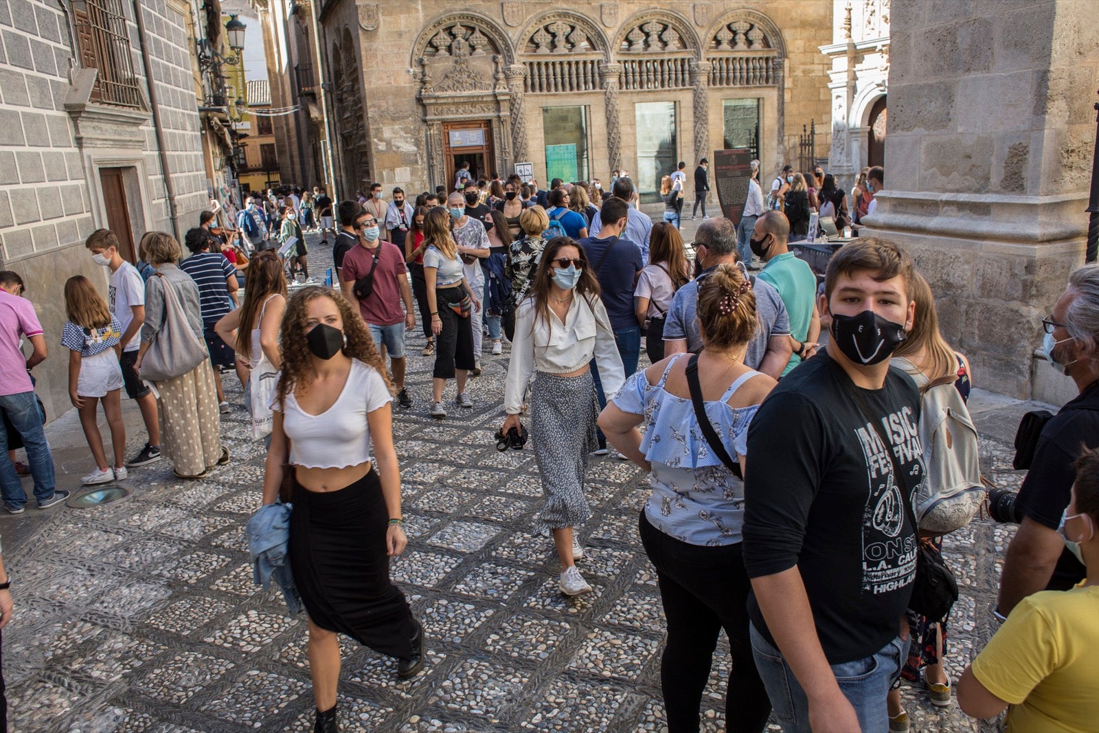 Turistas y vecinos de la capital disfrutan del inicio de los días festivos en el centro de la ciudad