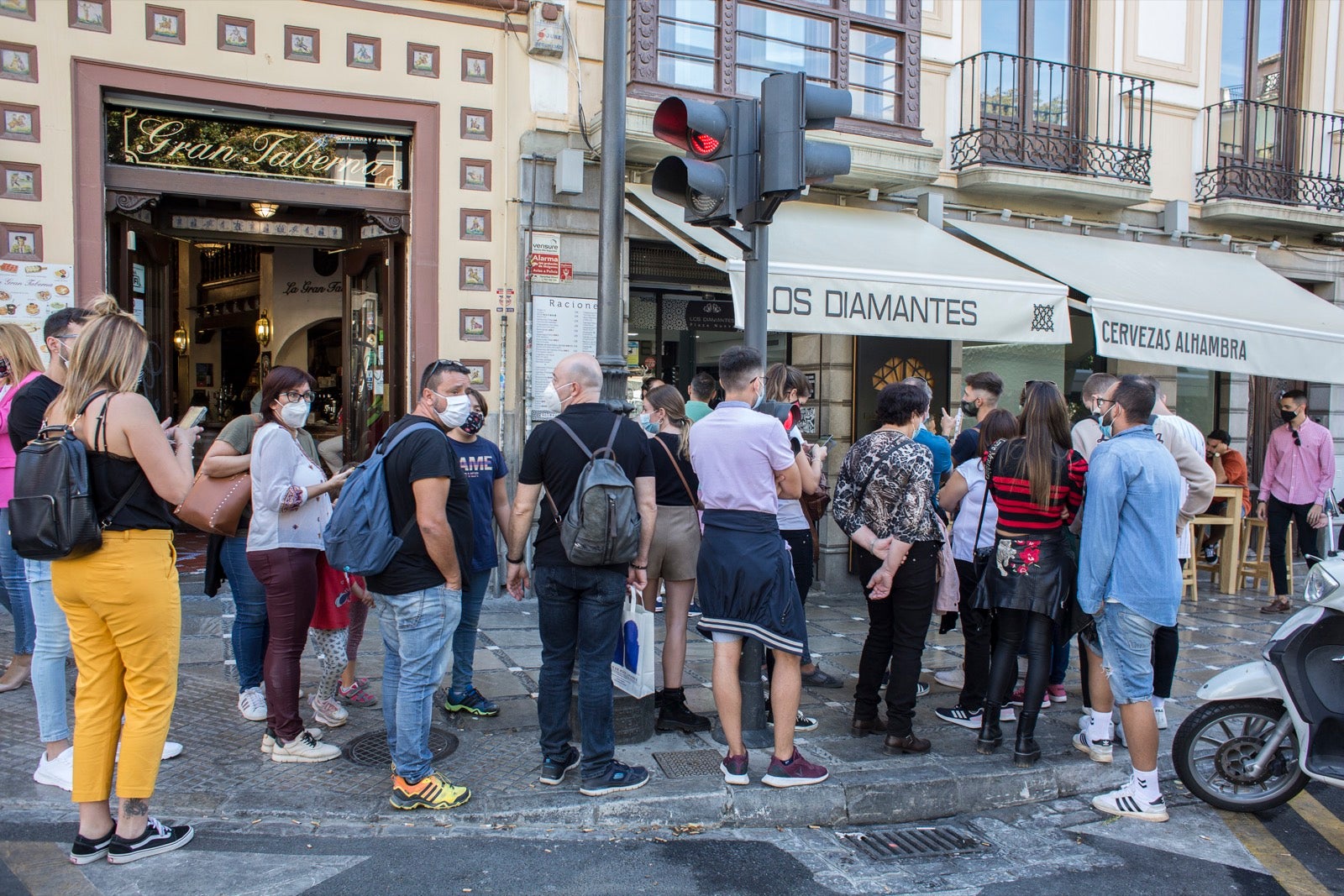 Turistas y vecinos de la capital disfrutan del inicio de los días festivos en el centro de la ciudad