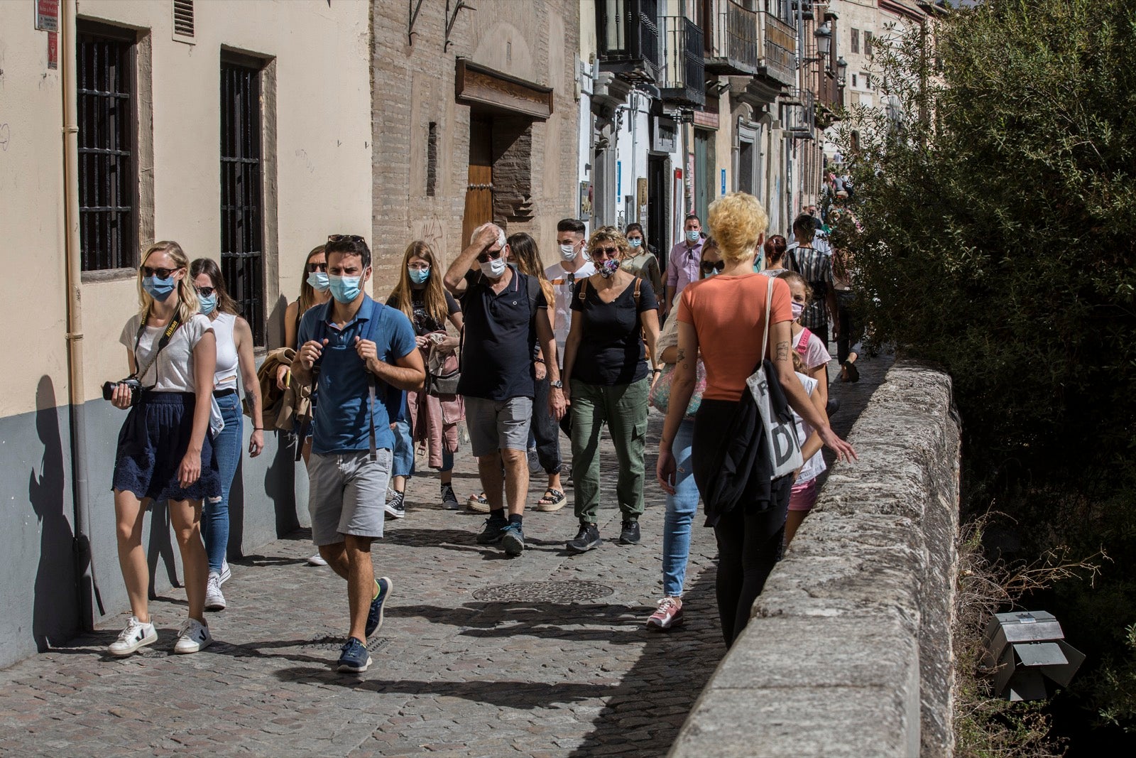 Turistas y vecinos de la capital disfrutan del inicio de los días festivos en el centro de la ciudad