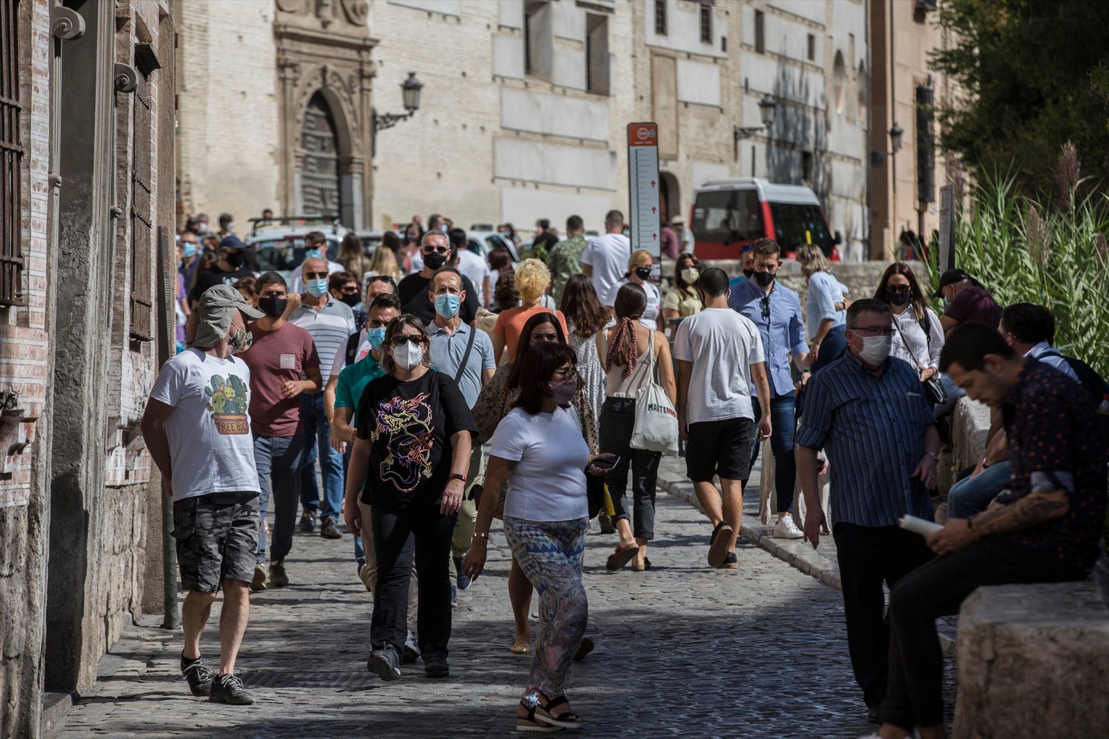 Turistas y vecinos de la capital disfrutan del inicio de los días festivos en el centro de la ciudad