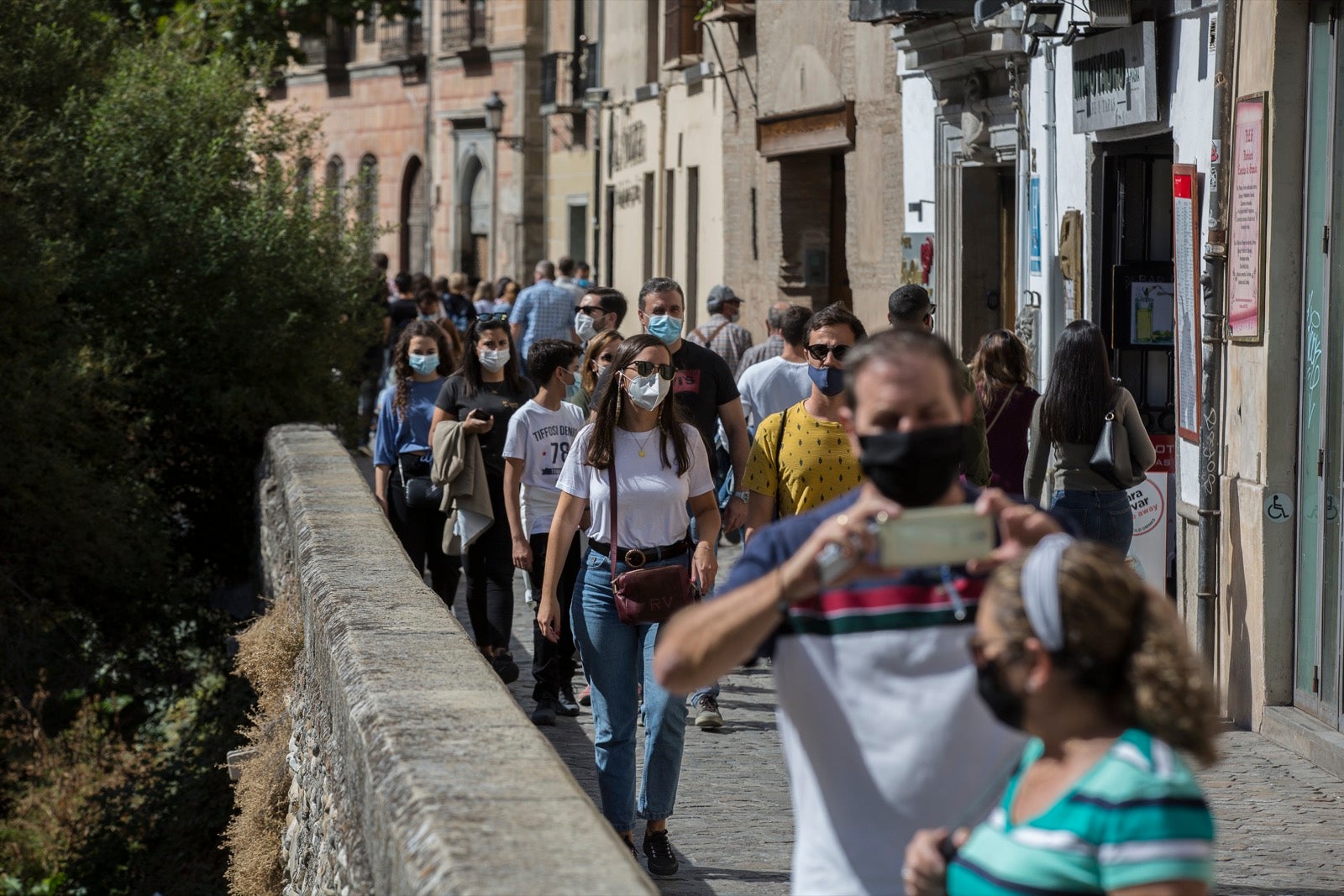 Turistas y vecinos de la capital disfrutan del inicio de los días festivos en el centro de la ciudad