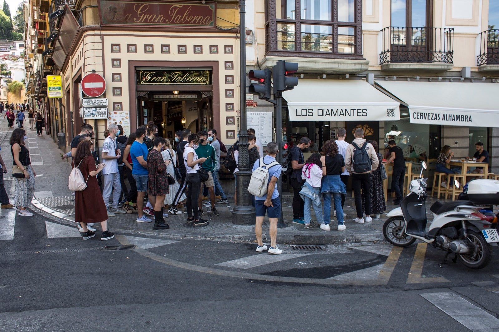 Turistas y vecinos de la capital disfrutan del inicio de los días festivos en el centro de la ciudad