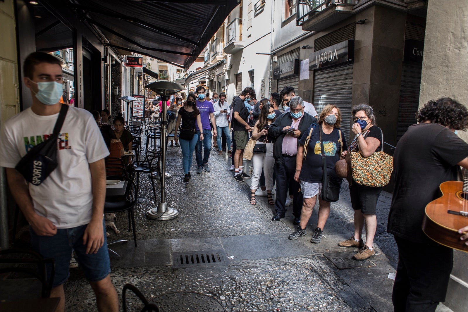 Turistas y vecinos de la capital disfrutan del inicio de los días festivos en el centro de la ciudad