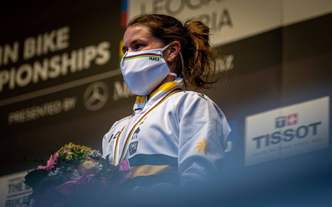 La corredora de Primaflor, Bec McConnell, con su medalla de bronce. 