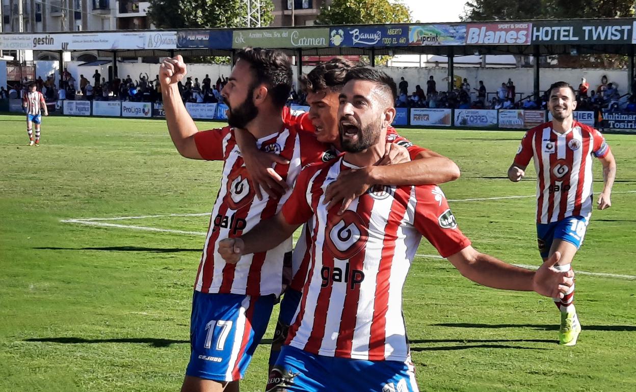 Mario Martos, que inició la acción del gol, celebra junto a sus compañeros el tanto del triunfo. 