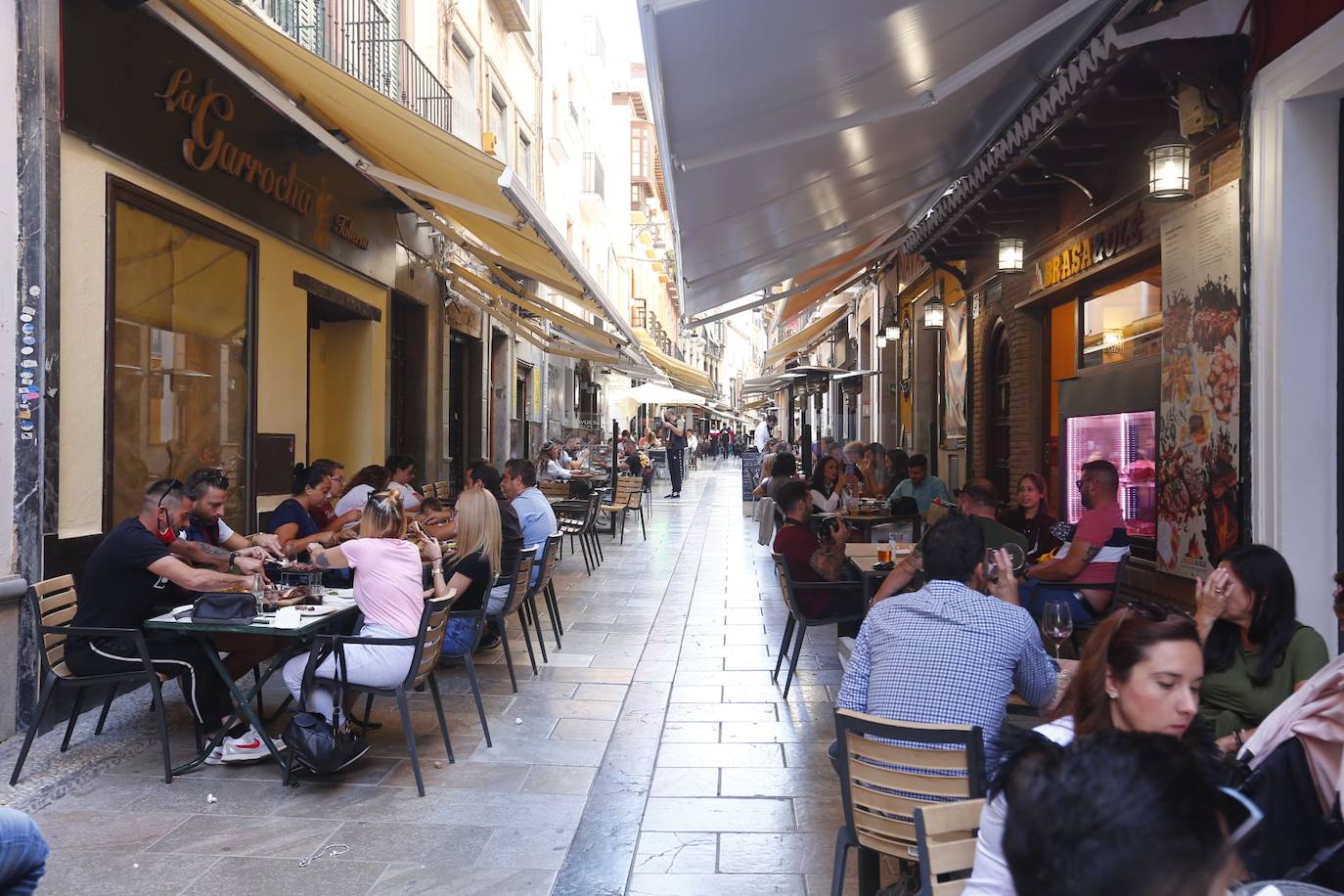 Policías locales controlan esta tarde en el Centro de Granada