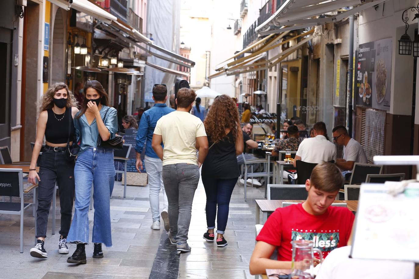 Policías locales controlan esta tarde en el Centro de Granada