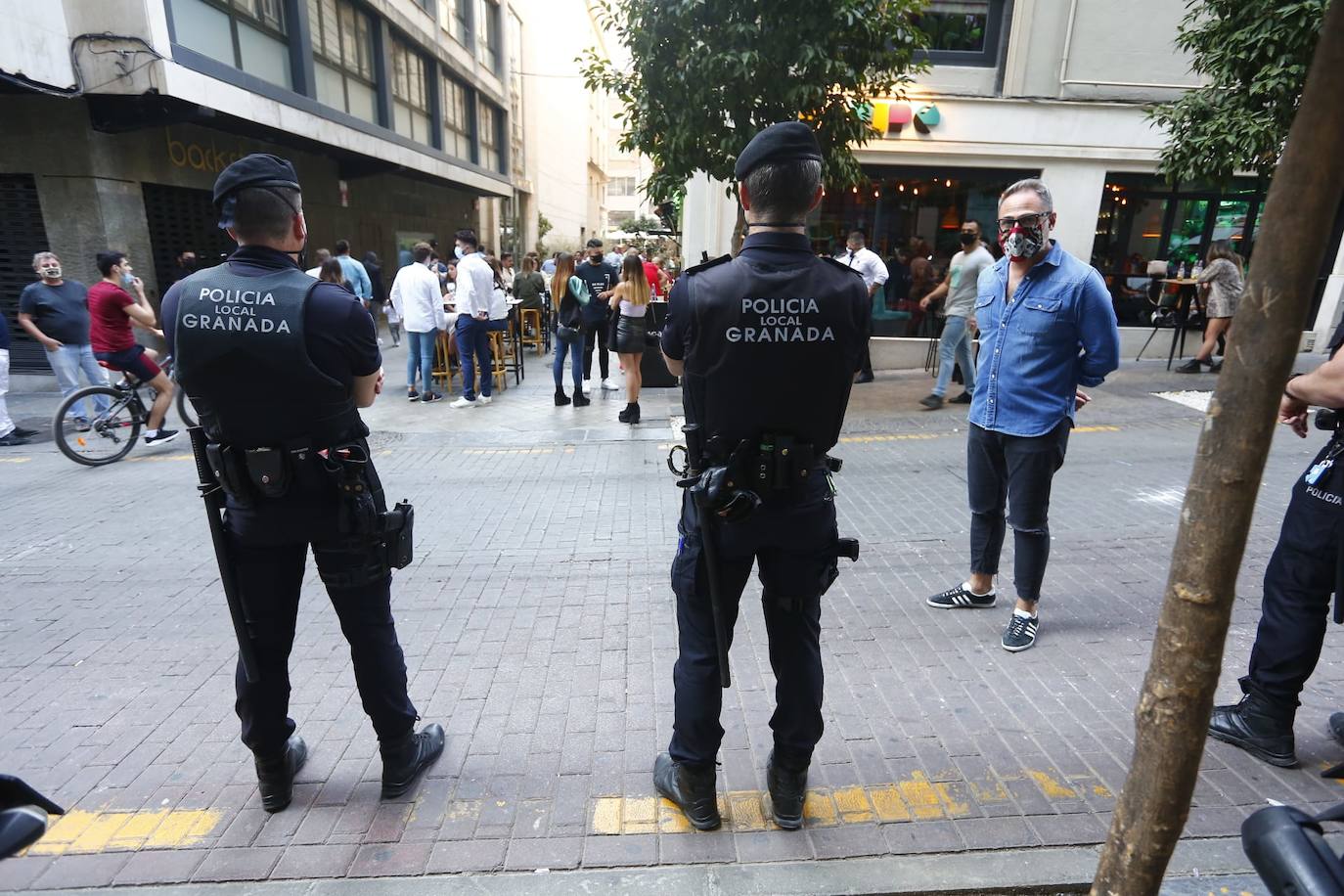 Policías locales controlan esta tarde en el Centro de Granada