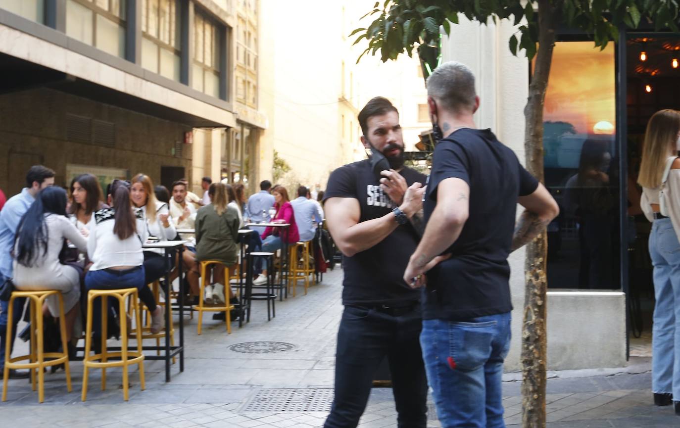 Policías locales controlan esta tarde en el Centro de Granada