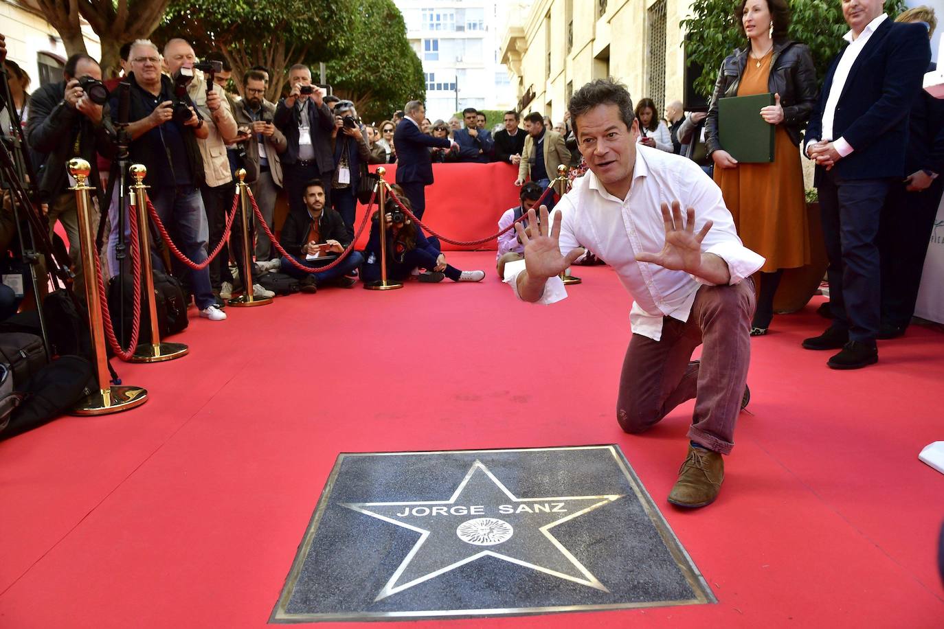 Jorge Sanz posa para los fotógrafos tras descubrir la estrella con su nombre en el Paseo de la Fama de Almería. 