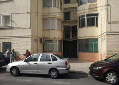 Imagen secundaria 1 - Las placas de los años 1981, 1982 y 1983 que lucen en la calle Santa Adela.