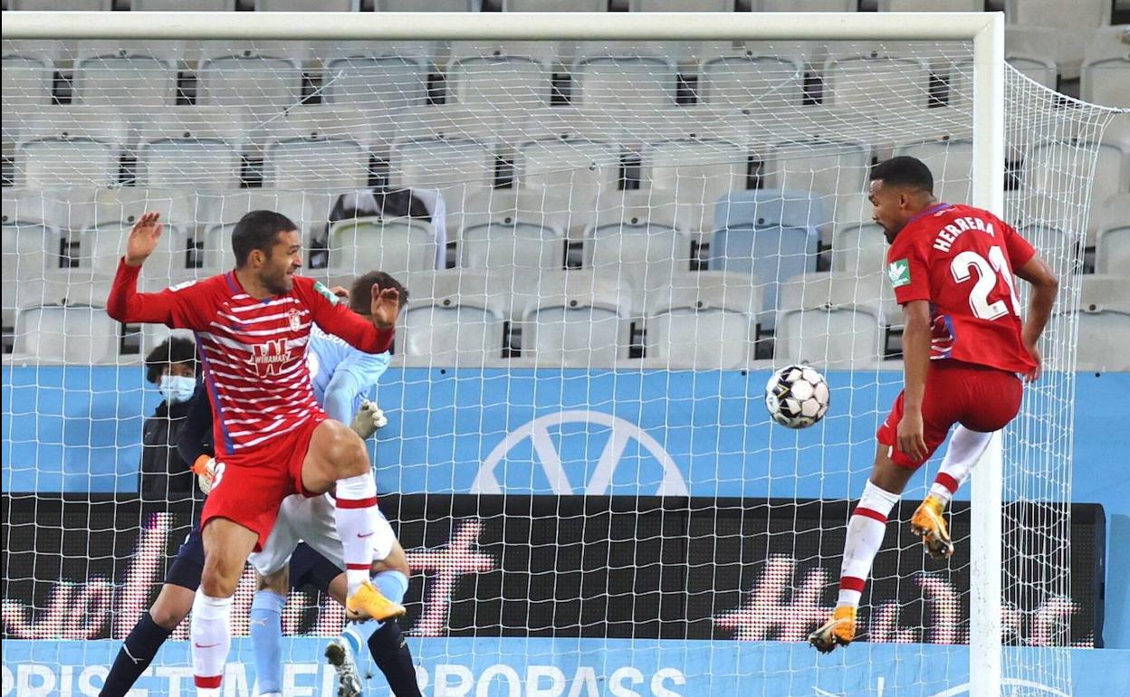 Yangel Herrera marca el tercer tanto del Granada en Malmö, el primero de la temporada a balón parado. 