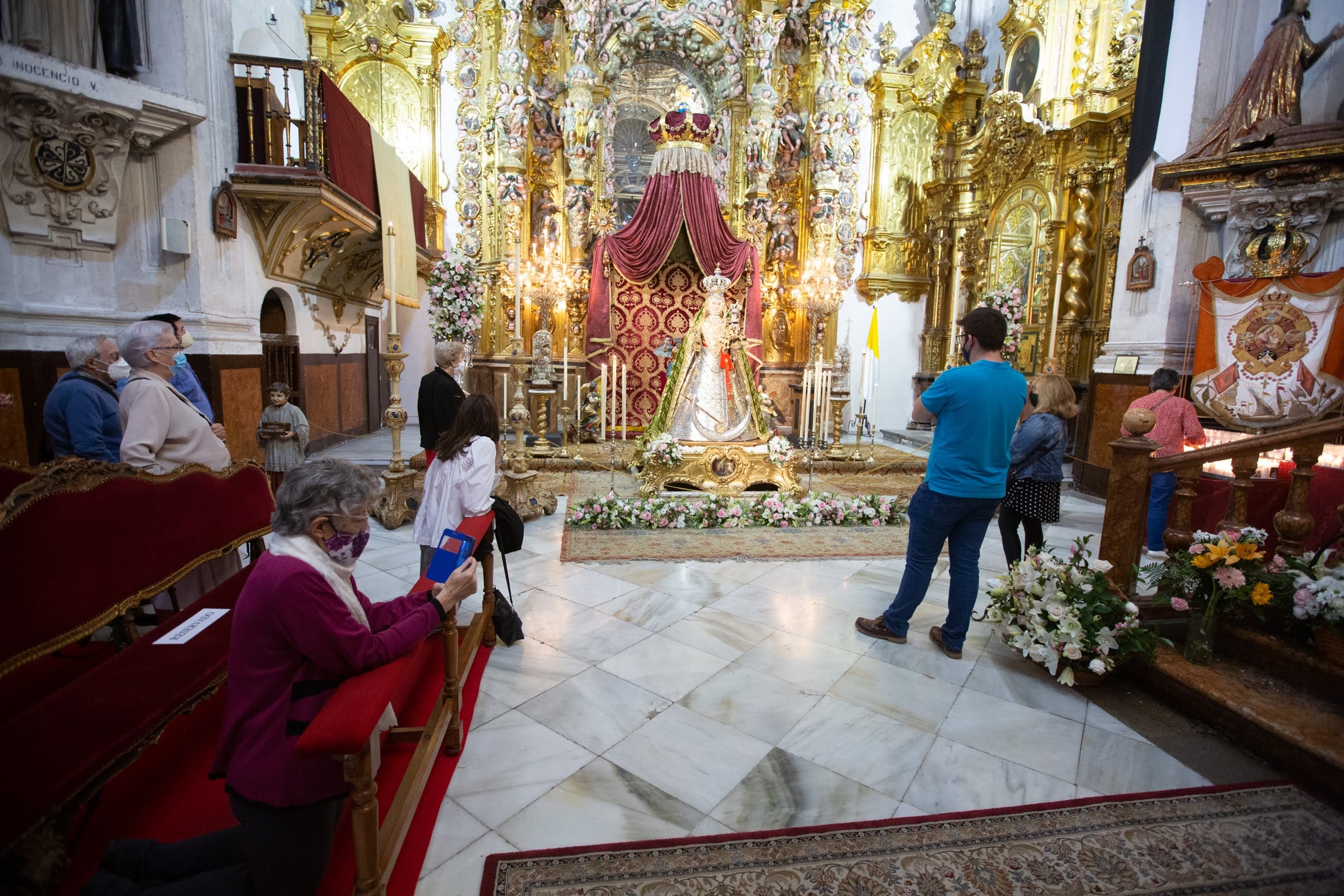 Durante toda la jornada del lunes se ha podido venerar a la Virgen del Rosario en el interior del templo dominico del Realejo