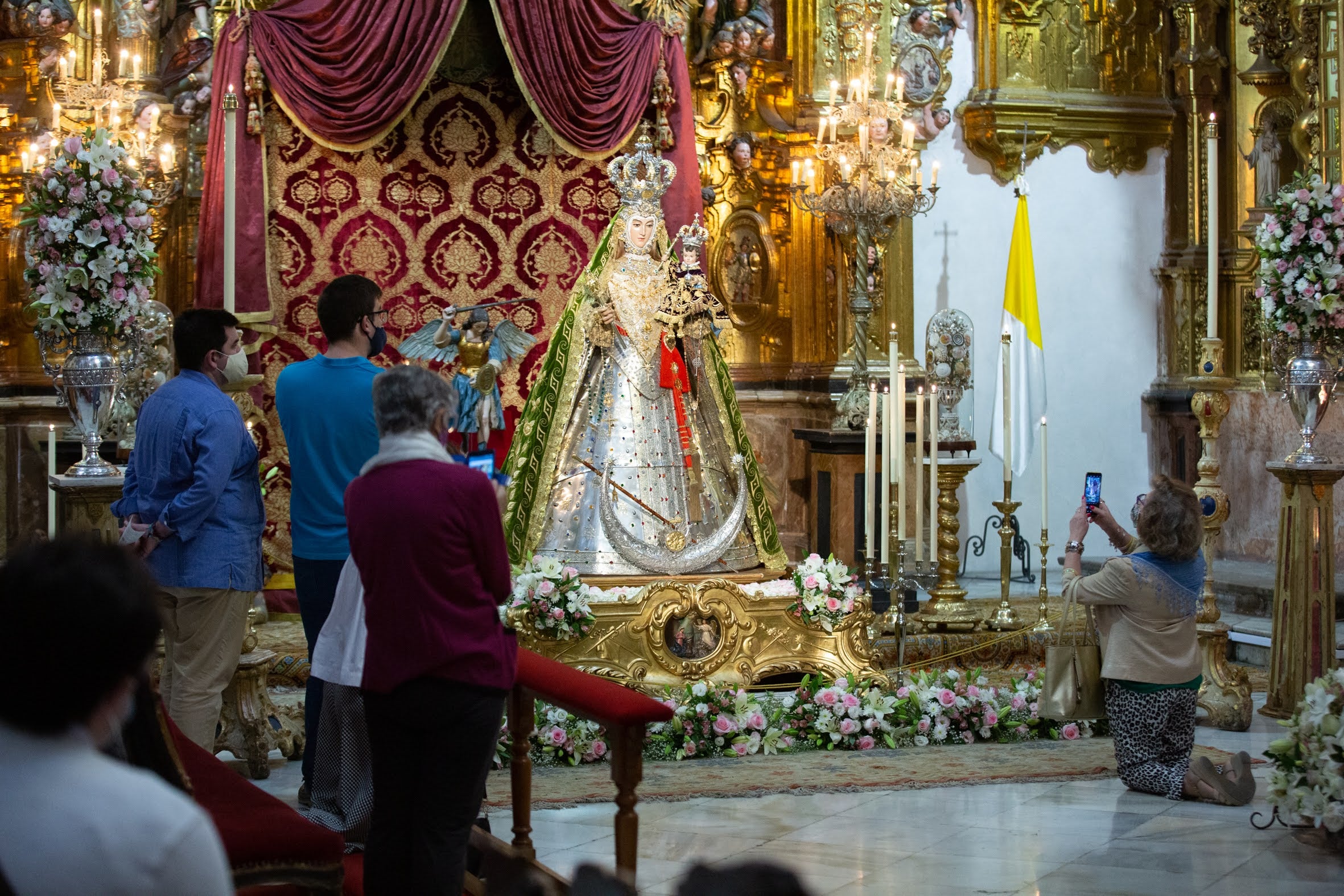 Durante toda la jornada del lunes se ha podido venerar a la Virgen del Rosario en el interior del templo dominico del Realejo