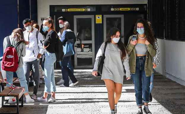 Ambiente en la Facultad de Ciencias en Granada este martes. 