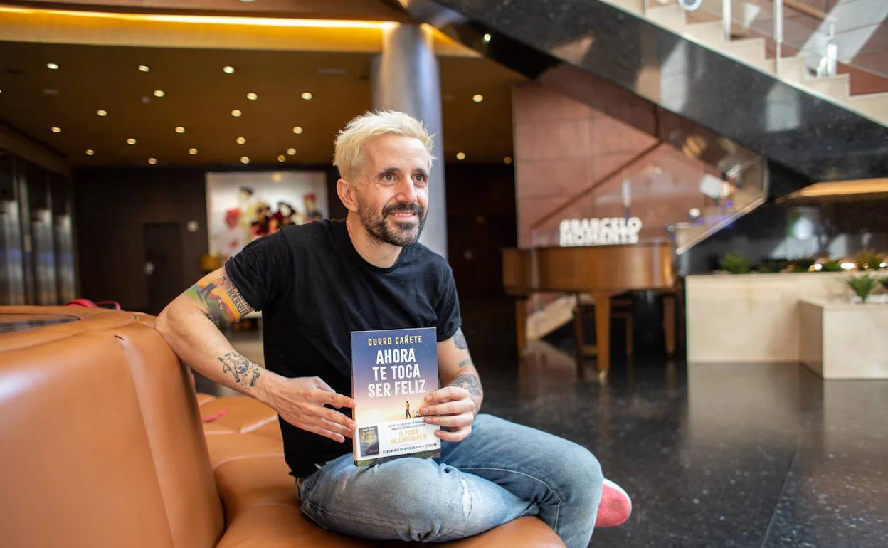 El escritor y periodista Curro Cañete, en Granada, con su libro.