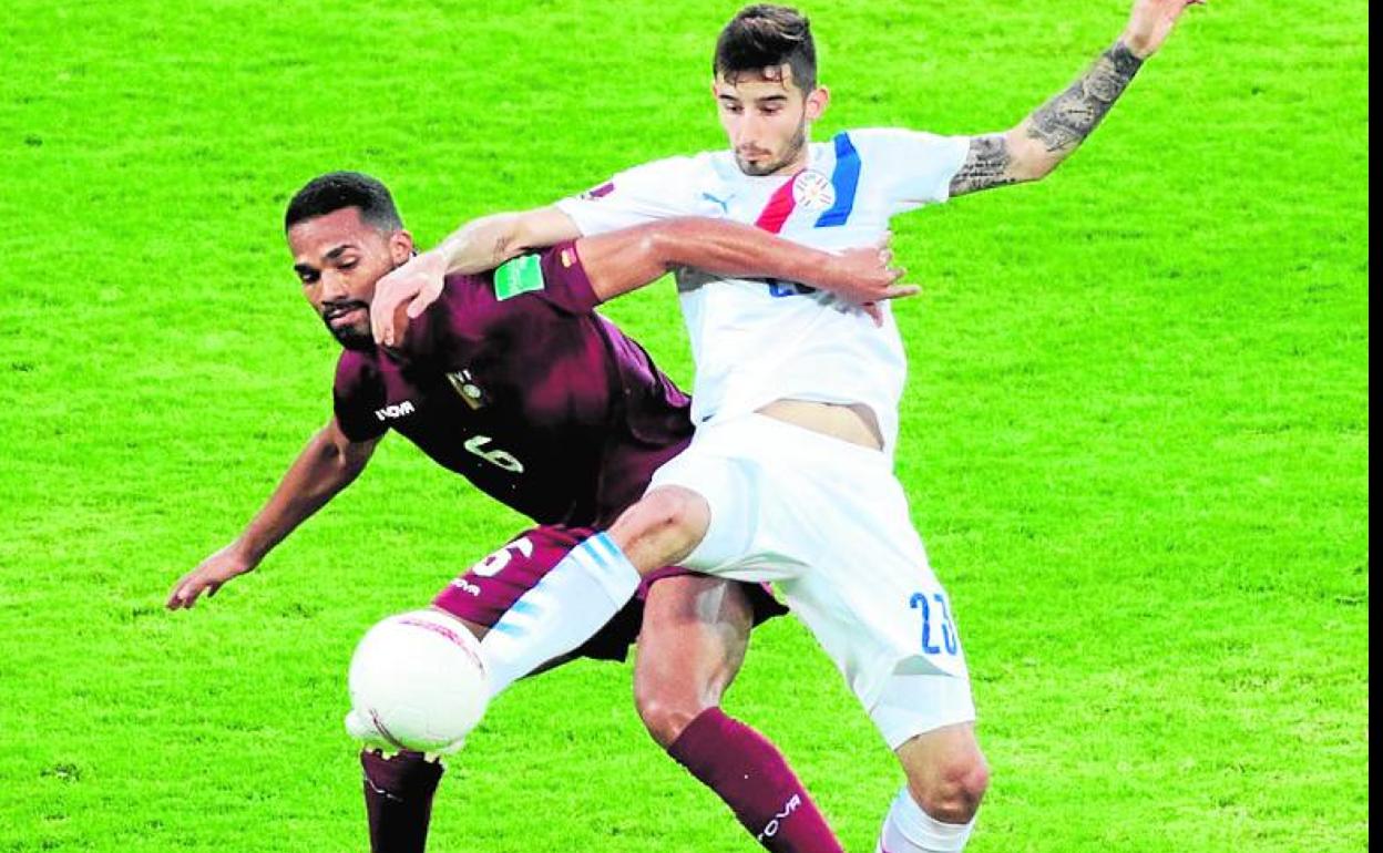 Yangel Herrera, a la izquierda, en el partido contra Paraguay. 