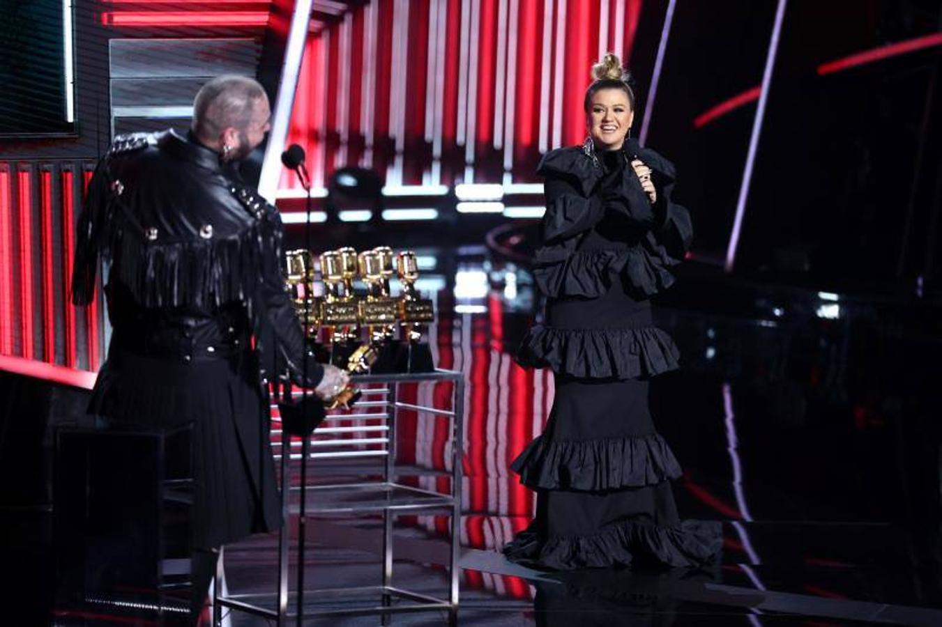 La presentadora del acto, Kelly Clarkson, apareció con un carrito que portaba todos los premios de Malone. 