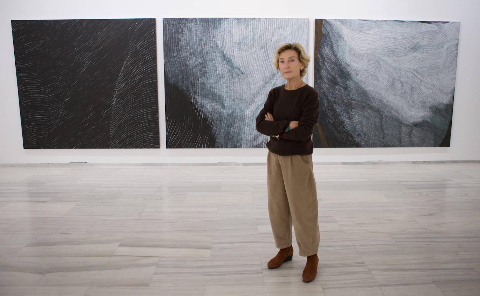 Soledad Sevilla junto a algunas de las piezas que conforman 'Nuevas lejanías'. 