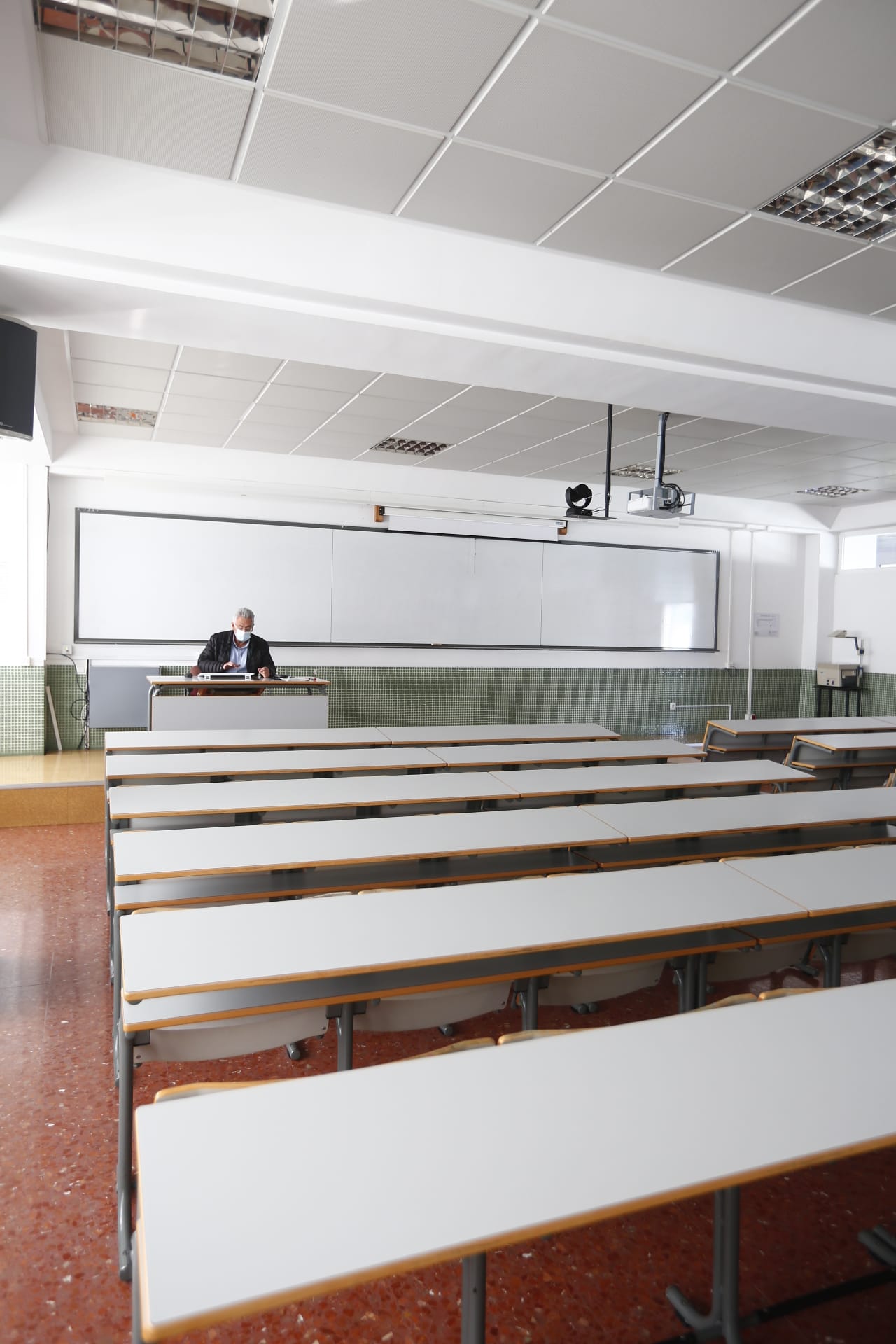 Aulas y pasillos vacíos en las facultades de la Universidad de Granada