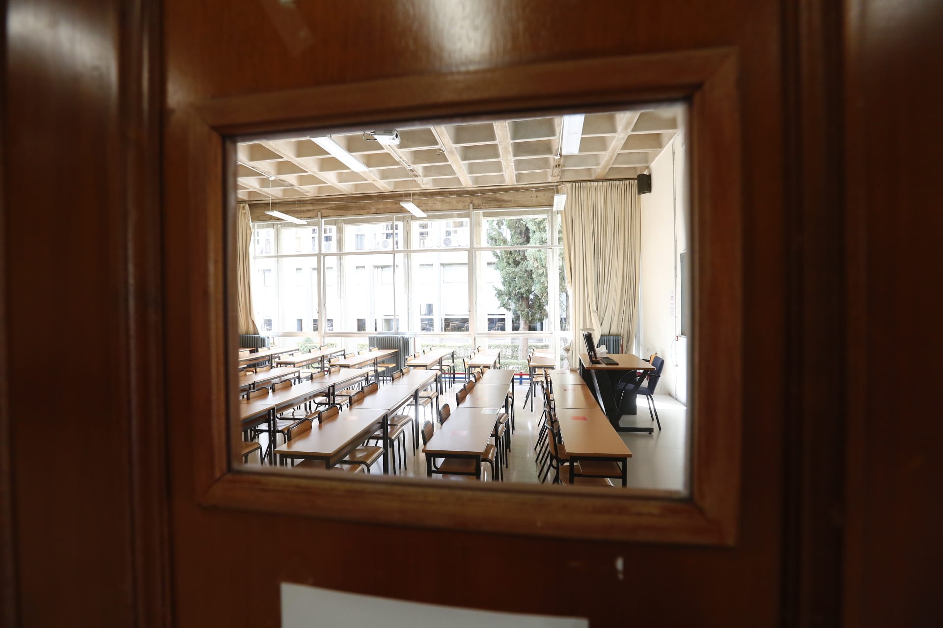 Aulas y pasillos vacíos en las facultades de la Universidad de Granada