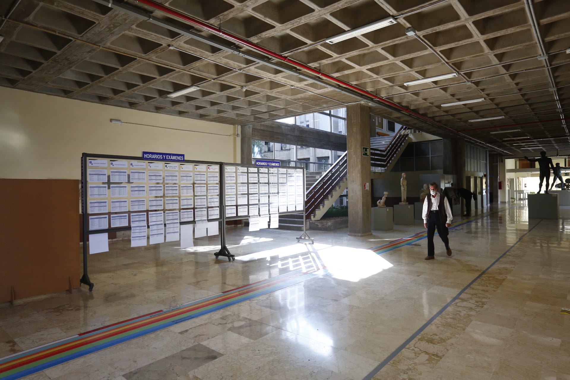 Aulas y pasillos vacíos en las facultades de la Universidad de Granada