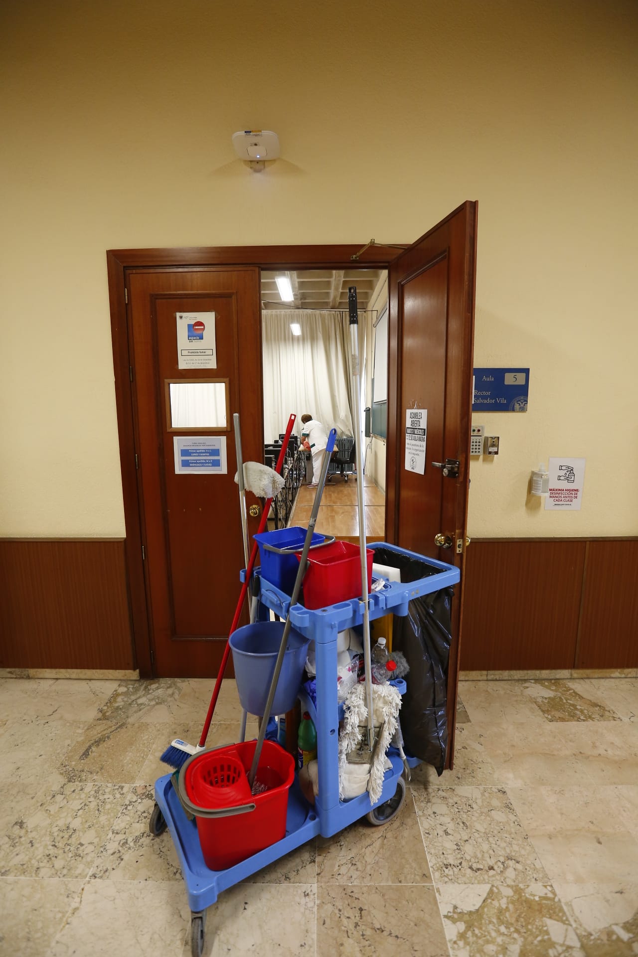 Aulas y pasillos vacíos en las facultades de la Universidad de Granada