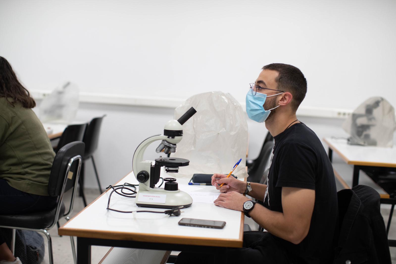 Aulas y pasillos vacíos en las facultades de la Universidad de Granada