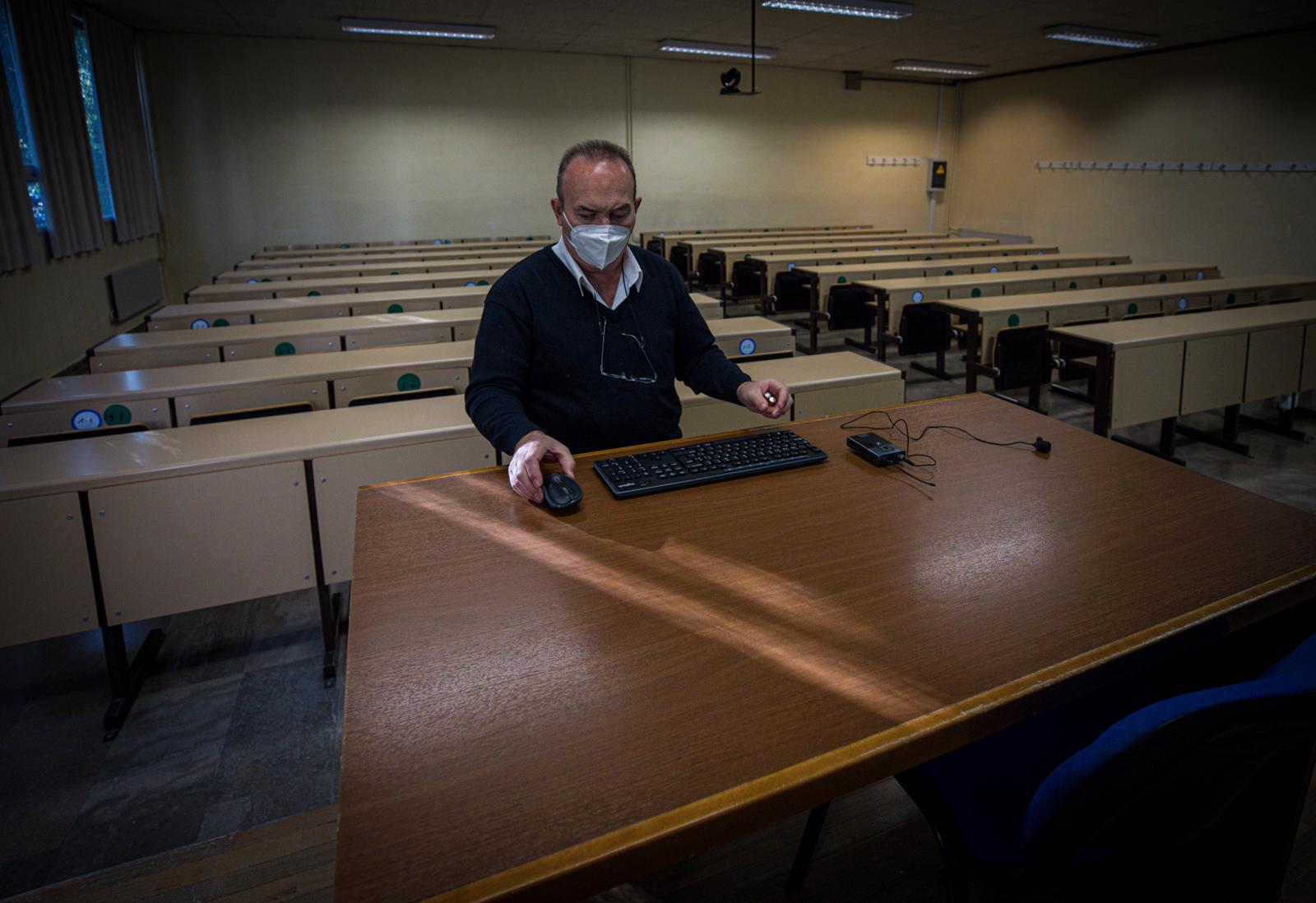 Aulas y pasillos vacíos en las facultades de la Universidad de Granada