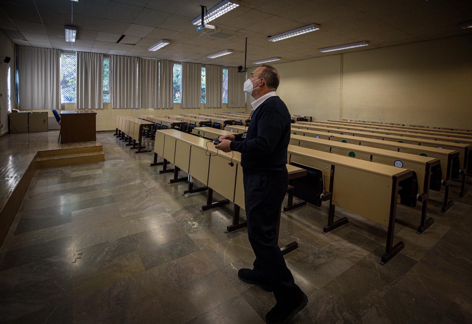 Aulas y pasillos vacíos en las facultades de la Universidad de Granada