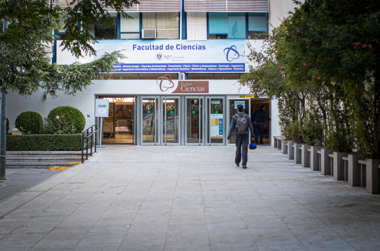 Aulas y pasillos vacíos en las facultades de la Universidad de Granada